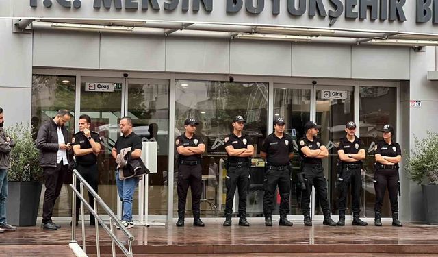 Mersin Büyükşehir Belediyesi'ne operasyon: Başkan Seçer dahil 59 gözaltı