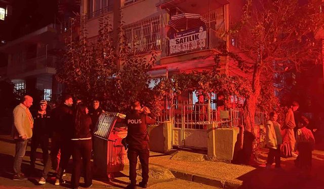 Mersin'de 3 katlı binanın zemini çökmesi: 40 kişi tahliye edildi