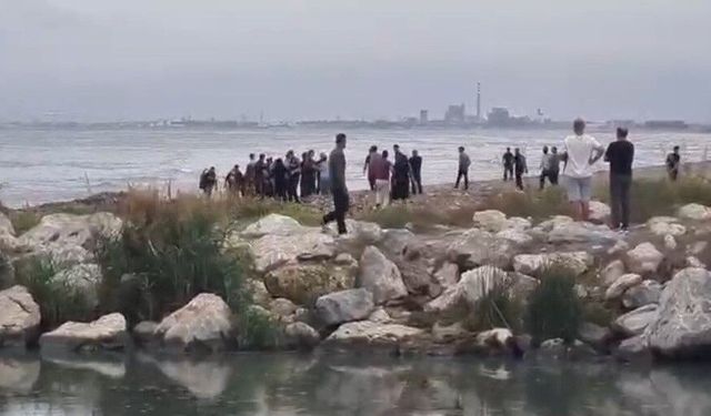 Mersin'de denize giren 3 gençten biri hayatını kaybetti