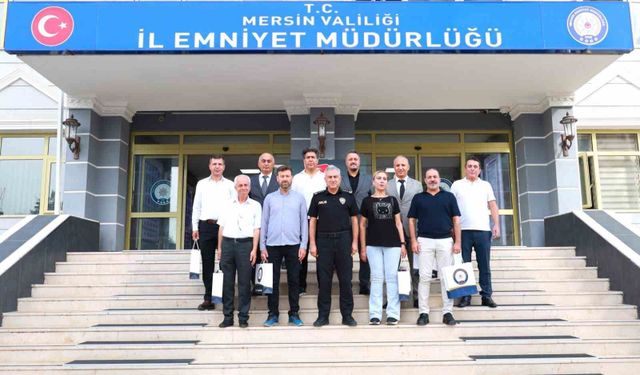 Mersin'de görevini tamamlayan polisler emekliliğe uğurlandı