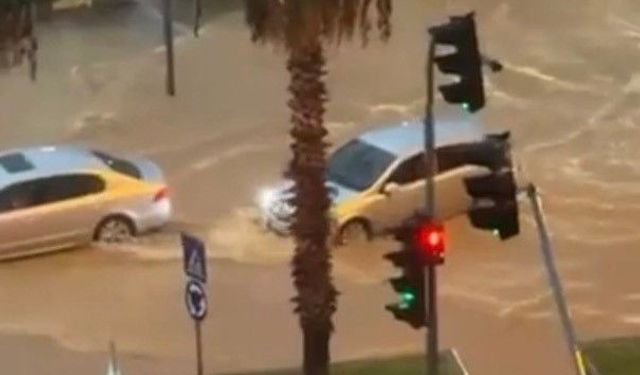 Mersin'de sağanak yağış hayatı olumsuz etkiledi