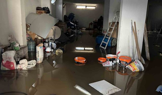 Mersin'de selin izleri gün ağarınca ortaya çıktı: Araçlar sürüklendi, yollar çöktü
