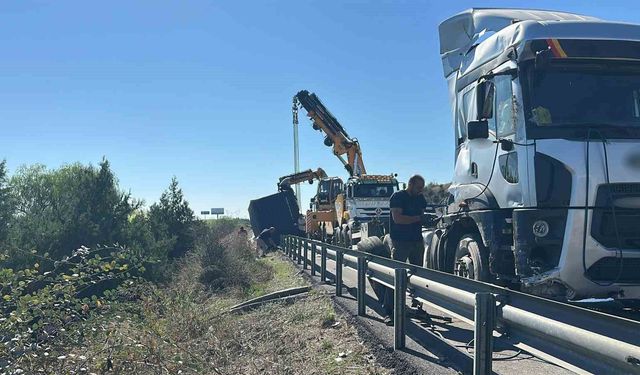 Mersin'de tır bariyerlere çarptı, konteyner devrildi