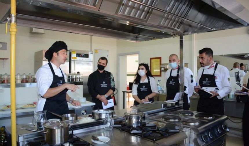 Kültür ve Turizm Bakanlığı’nın 2020 yılını ‘Türk Mutfağı Yılı’ ilân etmesiyle gastronomi alanındaki kültürel değerler yeniden ön plana çıkarken diğer yandan gıda ekonomisinin önemine dikkat çekiliyor. Bu kapsamda hem Türk mutfağının gelişmesine hem de yiyecek içecek sektörüne ekonomik açıdan fayda sağlayacak olan projenin tamamlamasıyla, öncelikle profesyonel aşçıların meyveli etli Osmanlı yemek tariflerinin standart biçimde uygulayabilmesi sağlanacak. Ayrıca çalışmaların fotoğraflarla adım adım kayıt altına alınacağı belirtiliyor.