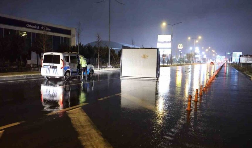 Aksaray’da fırtına konteynerleri karayoluna uçurdu