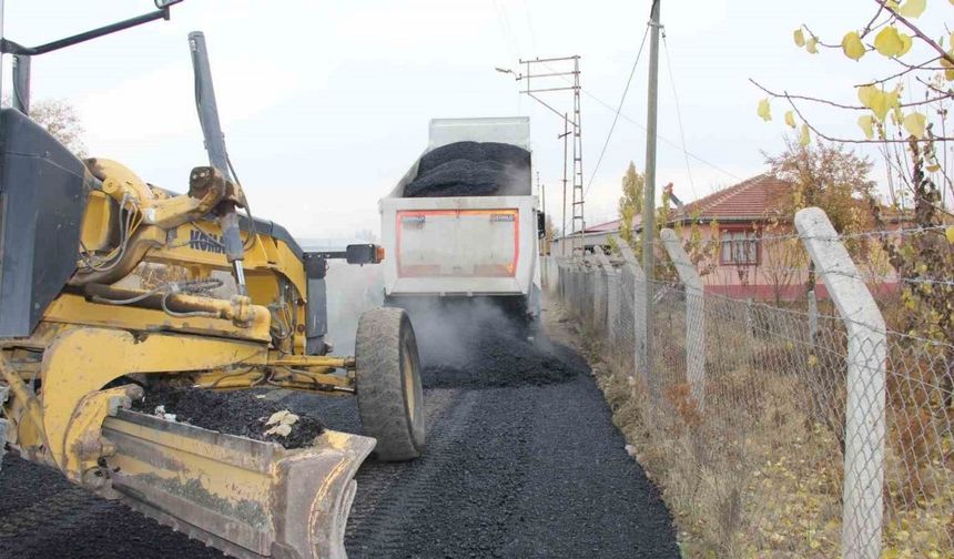 Iğdır’da köy yollarında asfalt çalışmaları sürüyor