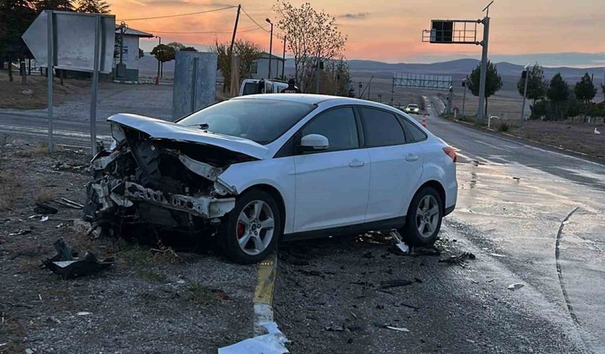 Kırıkkale’de iki otomobil kafa kafaya çarpıştı: 2 yaralı