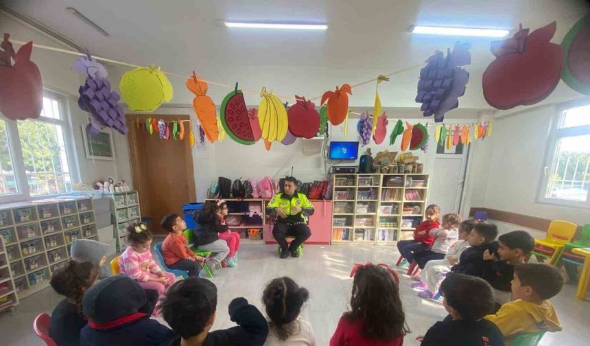 Mersin’de öğrenciler ’trafik güvenliği’ konusunda bilgilendiriliyor