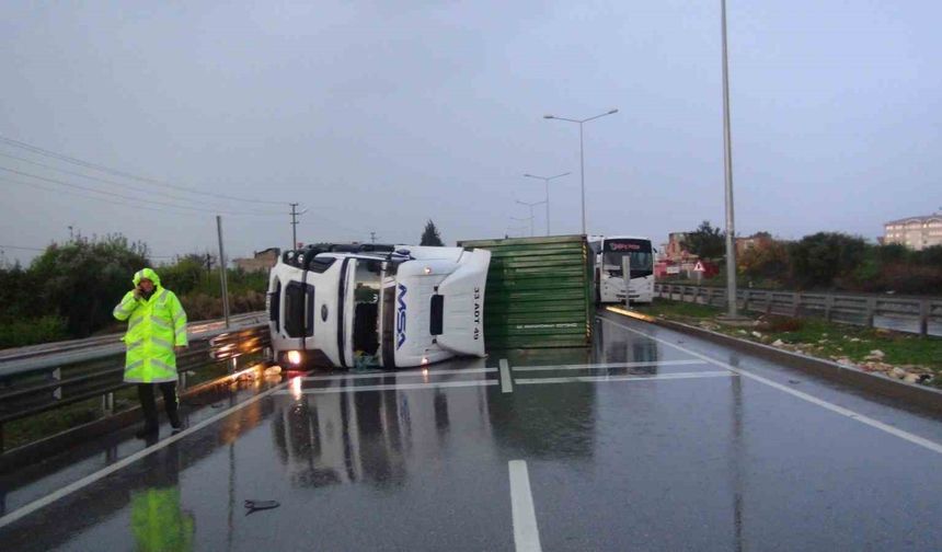 Mersin’de yağış nedeniyle kontrolden çıkan tır  devrildi