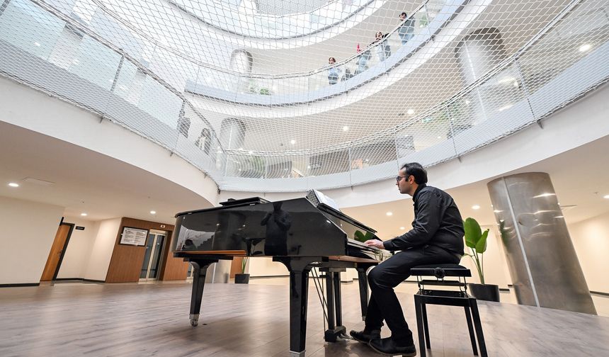 Otizmli piyanist, belediye binasında piyano resitali sunuyor