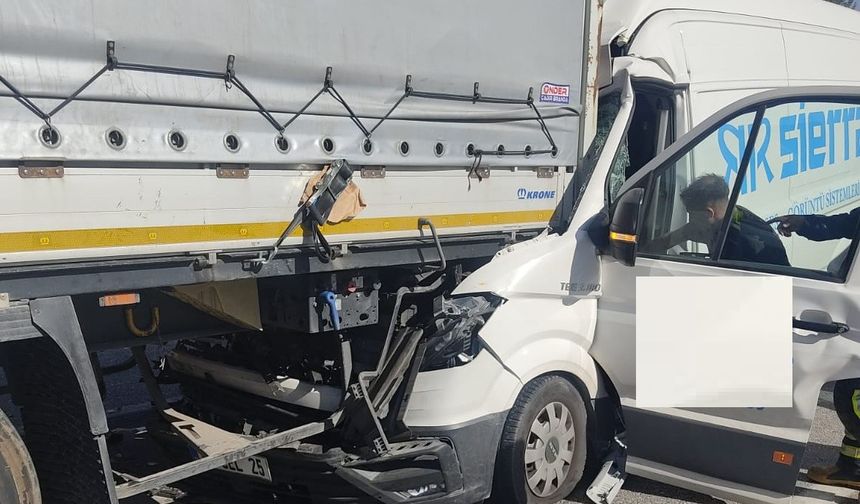 Kazada araçta sıkışan sürücüyü itfaiye kurtardı