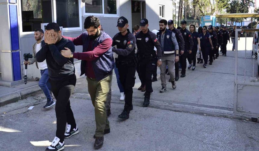 Mersin’de müşterilerini 120 milyon lira dolandırdığı iddia edilen kuyumcu İstanbul Havalimanı’nda yakalandı