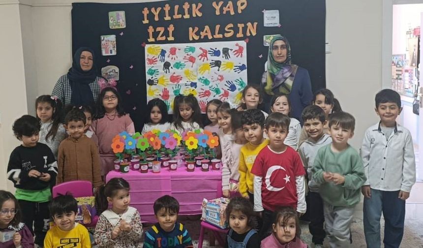 Minikler kumbaralarını Filistin için açtı