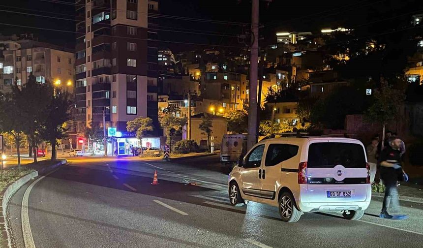 Hafif ticari araç anne ve kızına çarptı