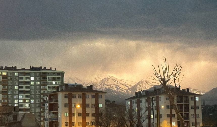 Kayseri’de şimşekler Erciyes’i aydınlattı