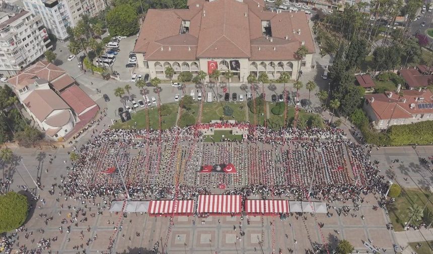 Mersin’de 1923 öğrenci halk oyunları gösterisi sundu
