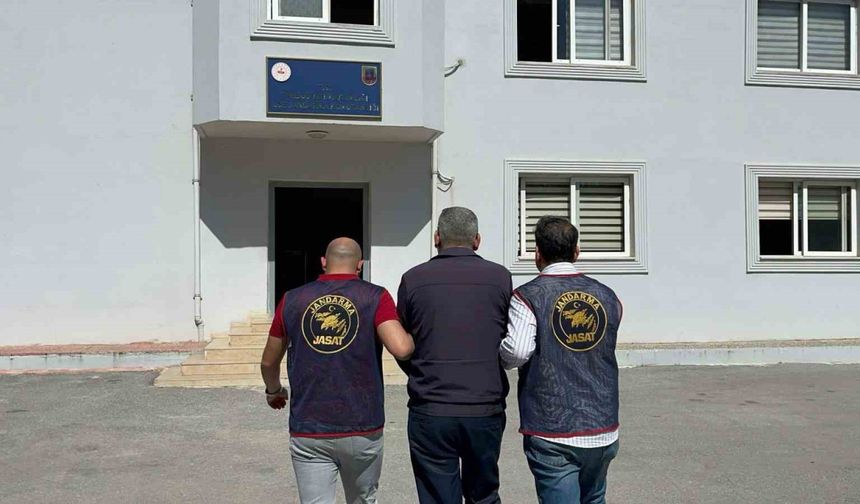 Mersin’de 28 yıl 9 ay ceza alan sahte kamu görevlisi yakalandı