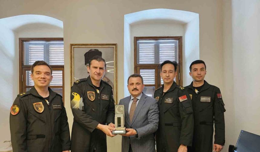 SOLOTÜRK ekibinden Çanakkale Savaşları Gelibolu Tarihi Alan Başkanı Kaşdemir’e ziyaret