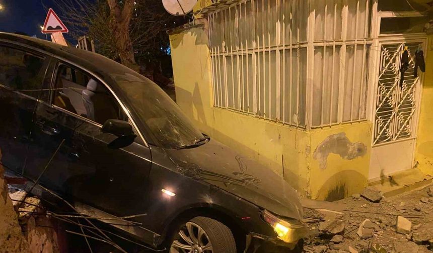 Üsküdar’da otomobil evin bahçesine uçtu, sürücü kaçtı
