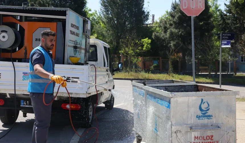 Kocaeli'de çöp konteynerleri yerinde yıkanıyor