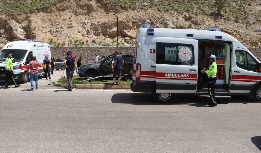 2 araç kavşakta çarpıştı, 3’ü çocuk 6 kişi yaralandı