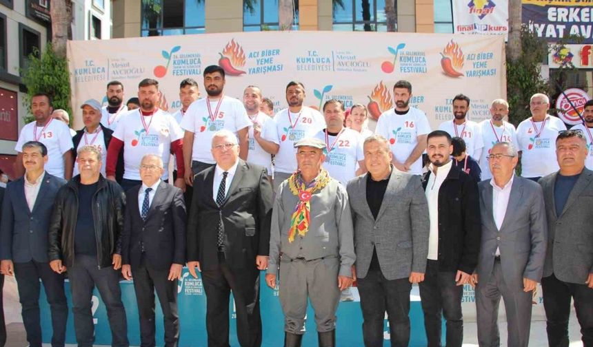 Acı biber yarışında 3 dakikada 398 gram acı biber yedi