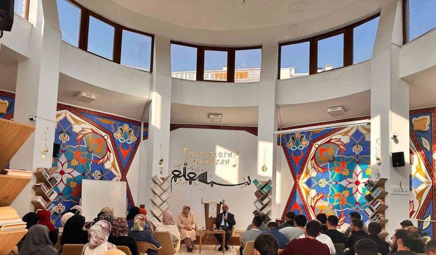 Afyonkarahisar Diyanet Gençlik Merkezi’nde mezuniyet programı coşkuyla gerçekleşti