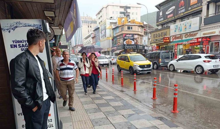 Afyonkarahisar’da beklenen yağış başladı, bir çok kişi zor anlar yaşadı