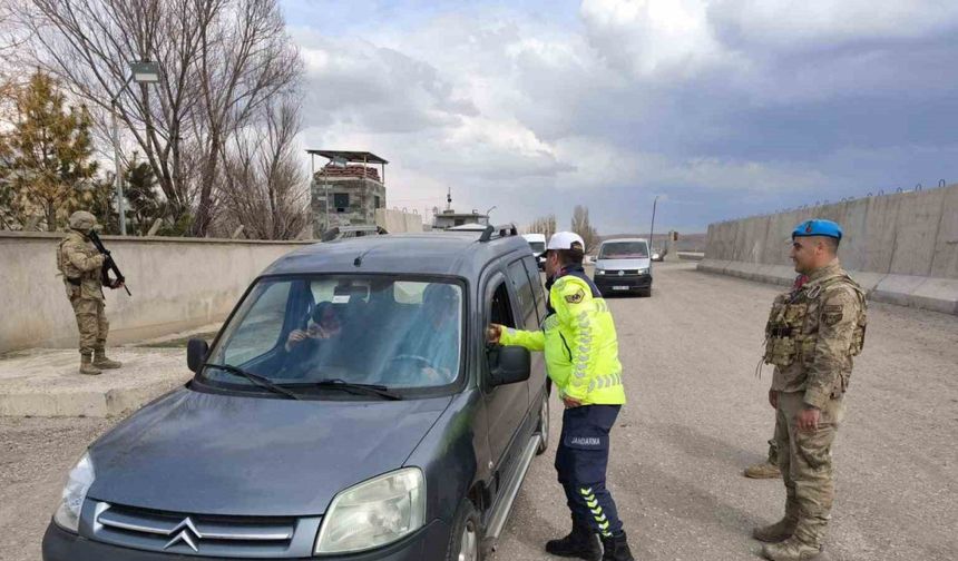 Ağrı’da jandarmadan geniş çaplı trafik denetimi: 7 gözaltı
