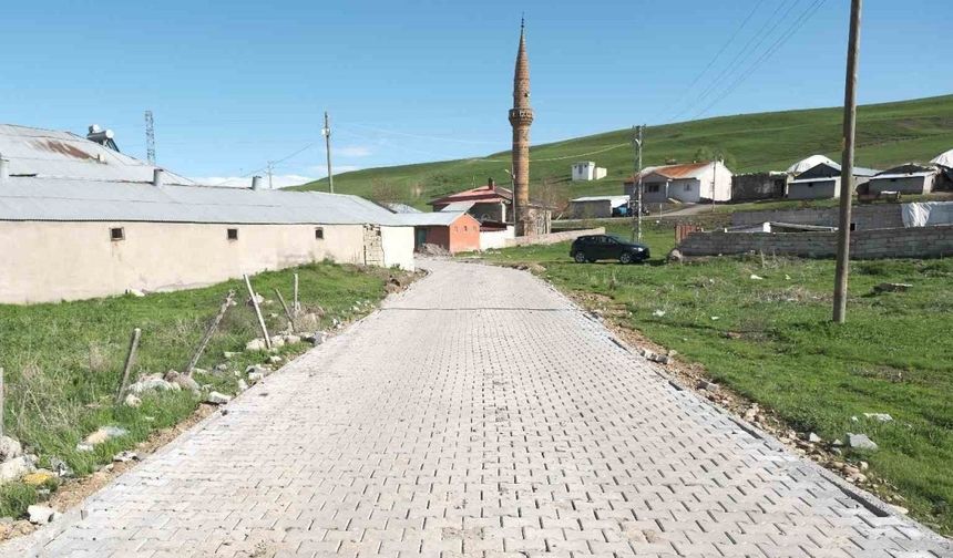 Ağrı’da Kumlugeçit köyünde kilit parke taşı çalışması