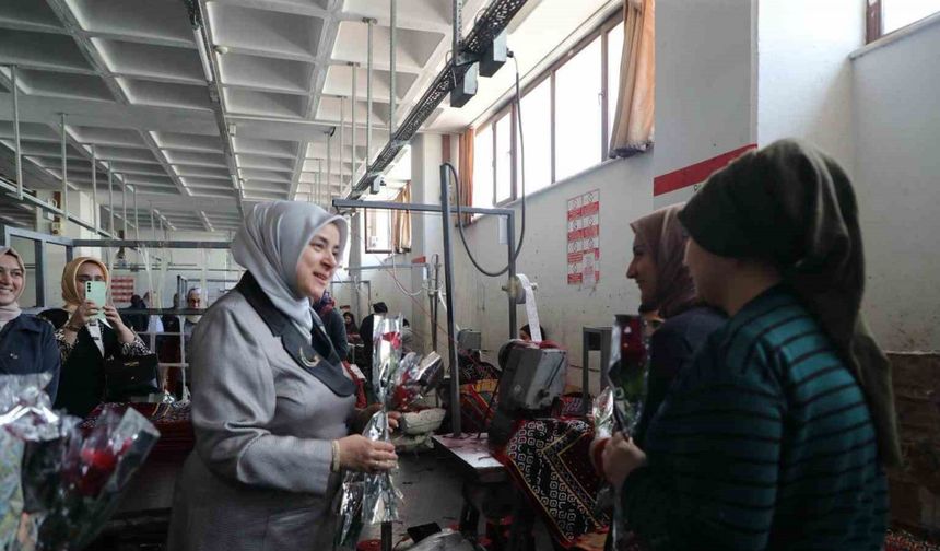 AK Parti Genel Merkez Kadın Kolları Başkanı Ercan, tekstil fabrikasında kadın işçilerle bir araya geldi