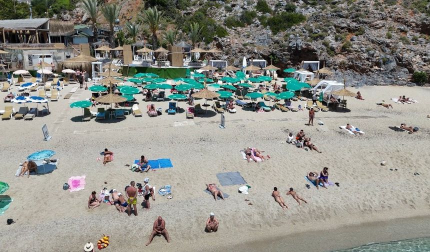 Alanya’da sıcak havayı fırsat bilen turistler Kleopatra Plajı’na akın etti