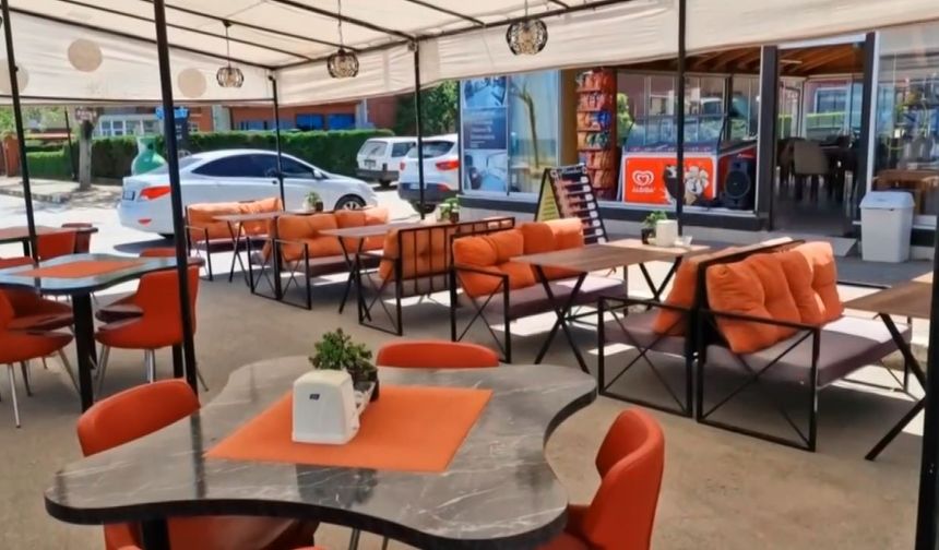 Alkollü sürücü traktör ile kafeye daldı