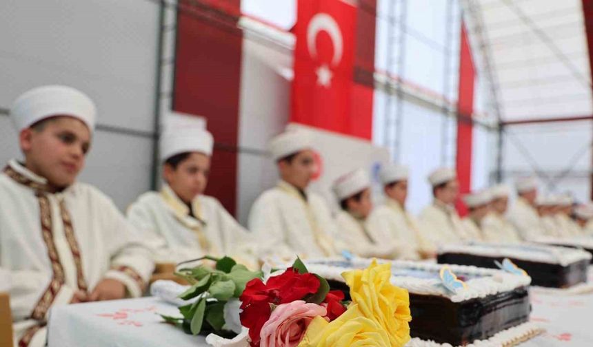 Altınçevre Kur’an kursunda hafızlara özel tören: 22 hafız için 22 pasta kesildi