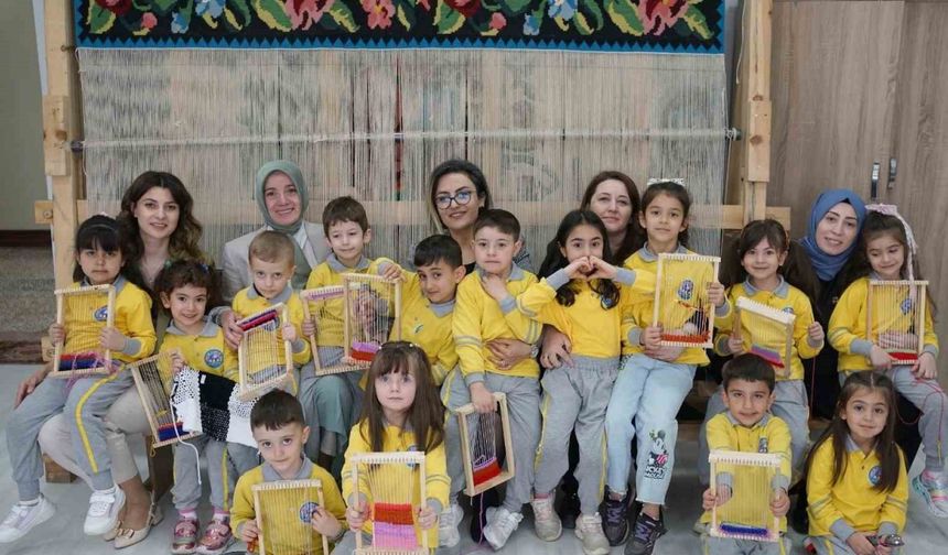 Anaokulu öğrencileri halı tezgahıyla tanıştı