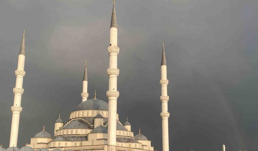 Ankara semaları gökkuşağı ile renklendi
