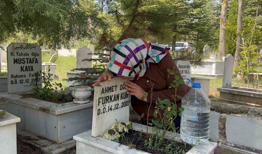 Anneler Günü’nü bebeğinin mezar taşını öperek geçirdi