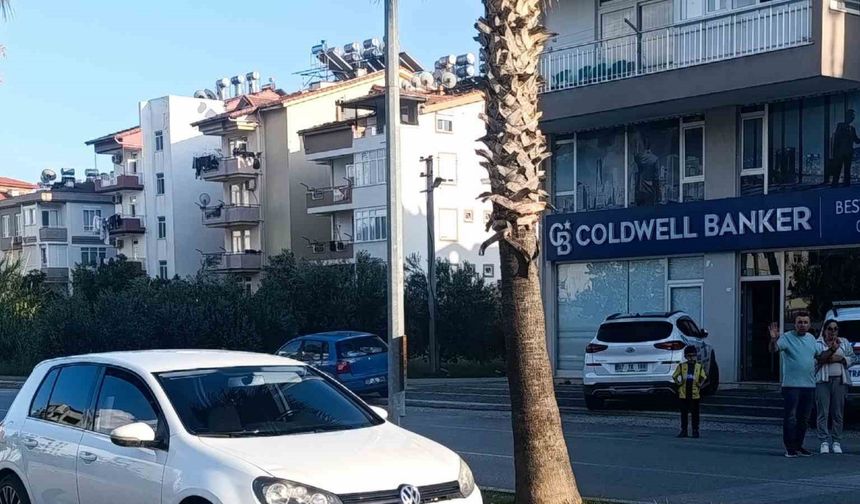 Annesinin elinden yola fırlayan 4 yaşındaki çocuğa otomobil çarptı