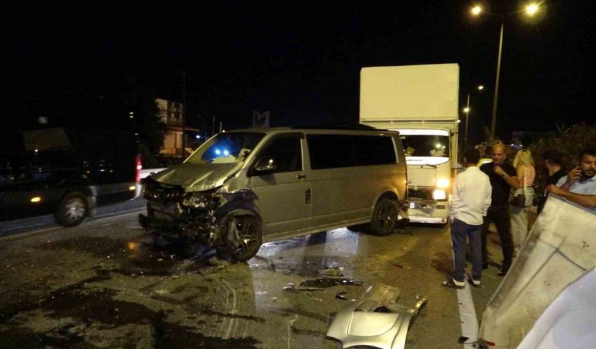 Antalya’da 3 kamyon, tur aracı ve otomobilin karıştığı zincirleme kaza: 3 yaralı
