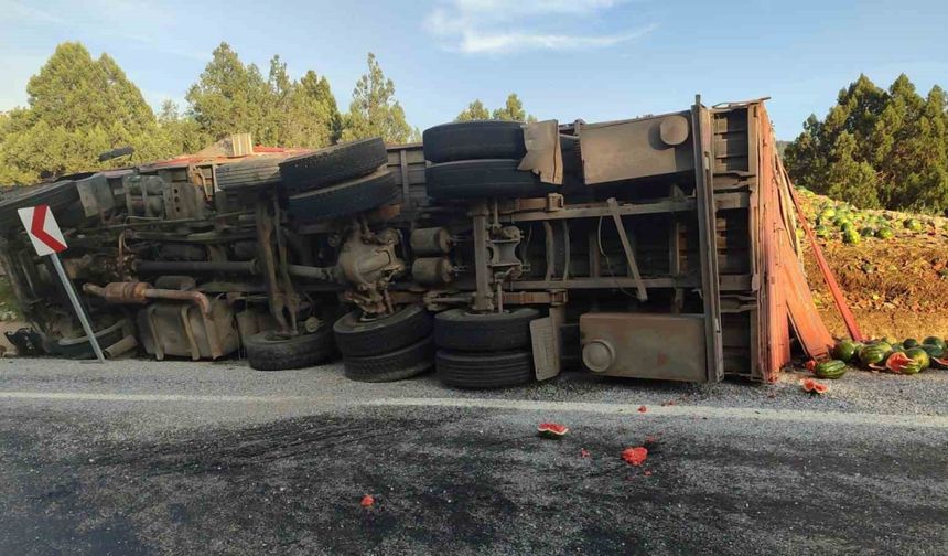 Antalya’da karpuz yüklü kamyon devrildi, tonlarca karpuz yol kenarına savruldu