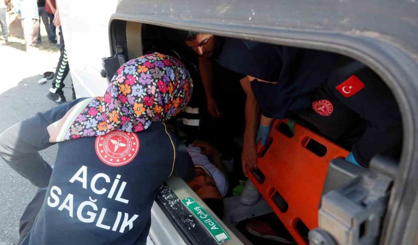 Antalya’da servis minibüsü devrildi, sıkışan sürücüyü ekipler çıkardı