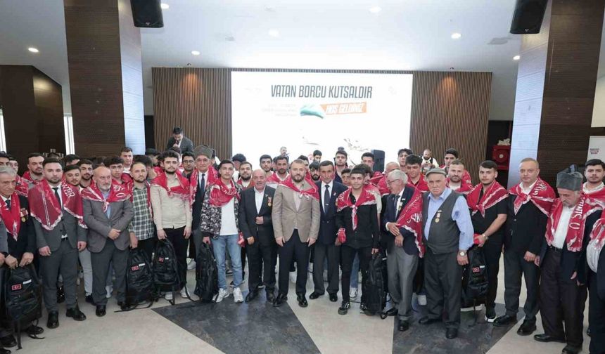 Arnavutköy’de askere gidecek gençlere kınalı uğurlama