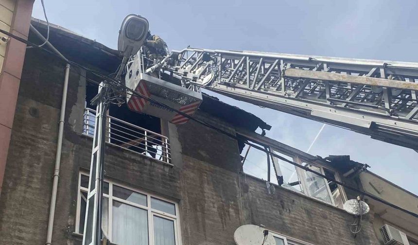Ataşehir’de bir binanın çatı katı yanarak alevlere teslim oldu