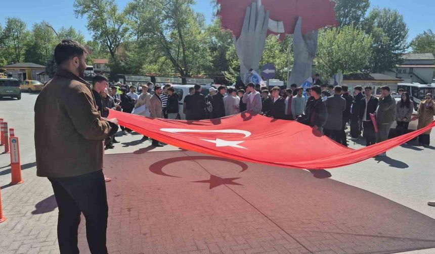 Ay yıldızın gölgesinde Türkçülük yürüyüşü