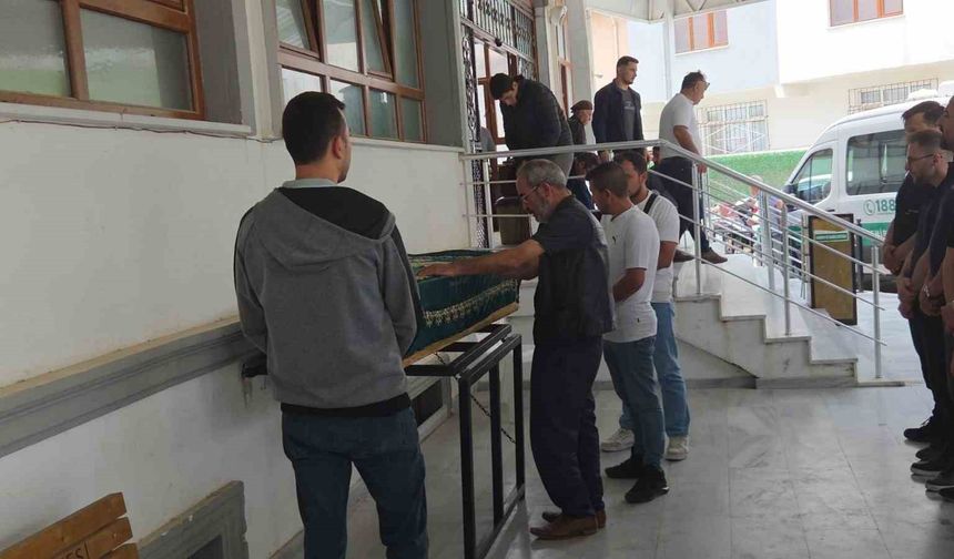 Bağ evinde balta ile öldürülen 25 yaşındaki genç adam toprağa verildi