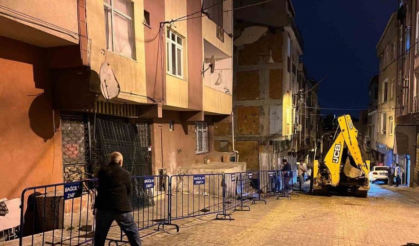 Bağcılar’da inşaatın temel kazma işlemi sırasında hasar gören 5 katlı bina mühürlendi