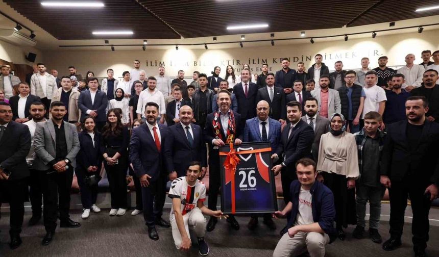 Bakan Bayraktar, Anadolu Üniversitesi’nde gençlerle buluştu