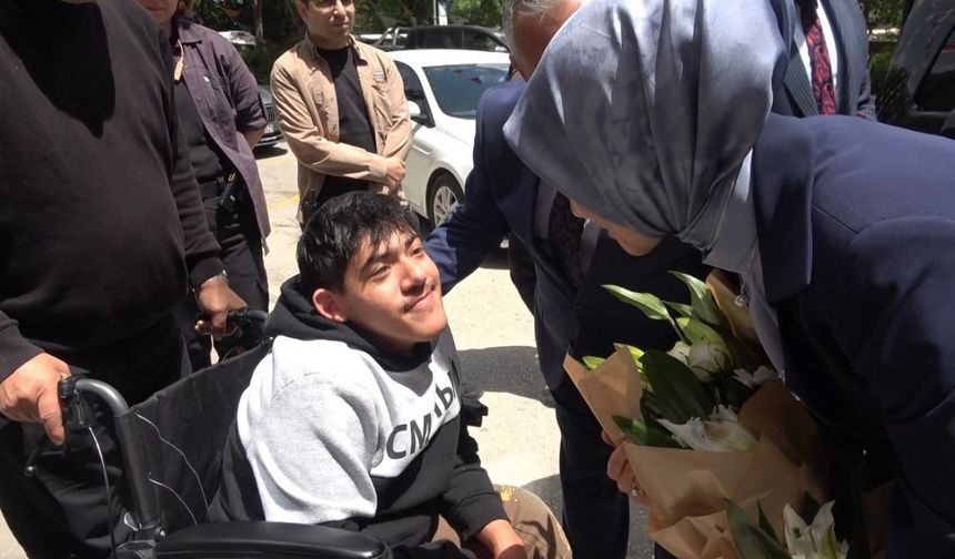Bakan Mahinur Özdemir Göktaş’tan, özel gereksinimli Abdullah’a yakın ilgi