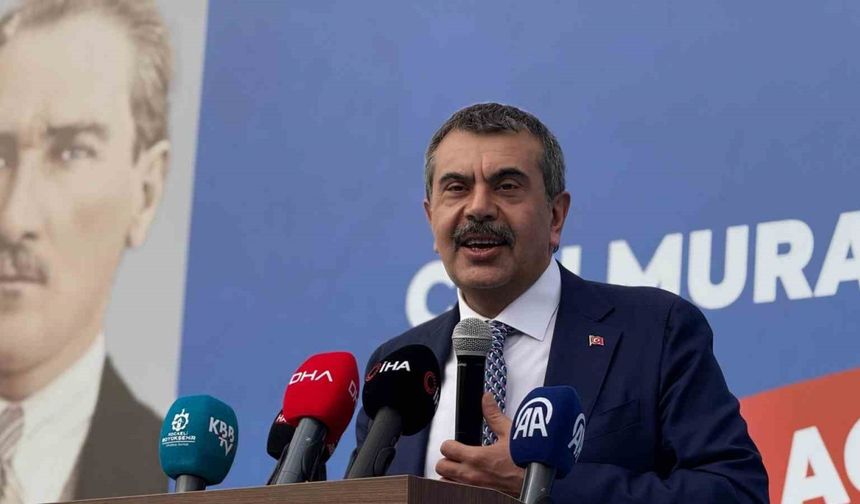 Bakan Tekin: "Okulumuzun 14-15 dönüm arazi içerisinde 10 metrekare payı olduğu için dava açan belediye başkanları var"