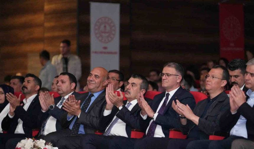 Bakan Tekin, Van’da Maarif Orkestrası ve Halk Dansları Topluluğu’nun gösterisini izledi
